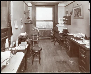 Office of the National Phonograph Co. med kvinne på skrivemaskin, New York, 1898 (sølv gelatintrykk)